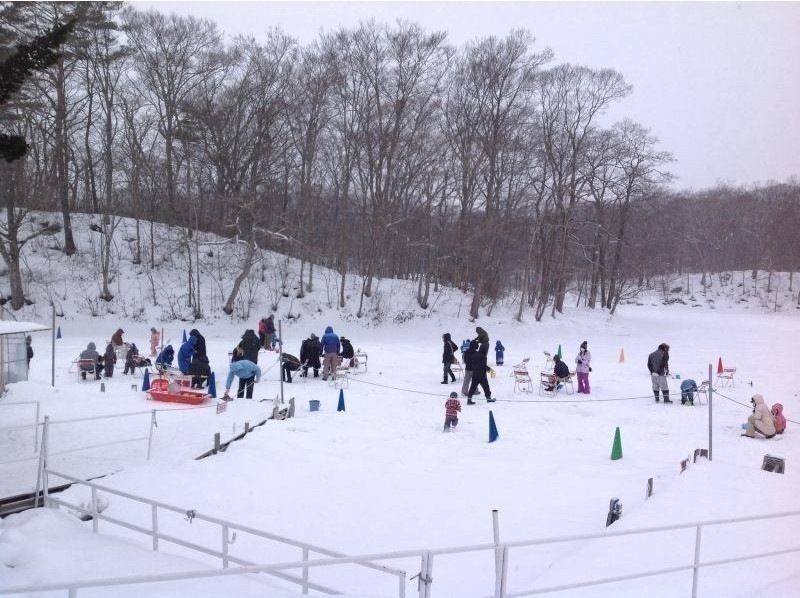 [北海道/函馆]经典的冬季体验！在大沼国立公园的冰上钓鱼，从车站步行5分钟！可空手参加！の紹介画像