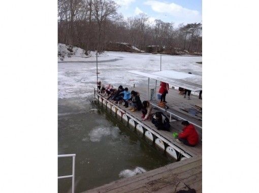 北海道 函館 冬の定番体験 大沼国定公園で氷上わかさぎ釣り 駅から徒歩5分 手ぶらok アクティビティジャパン