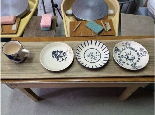 【奈良市内・陶芸体験】素焼きの器に好きな言葉や絵を描く「絵付け体験」でオリジナル食器作りに挑戦