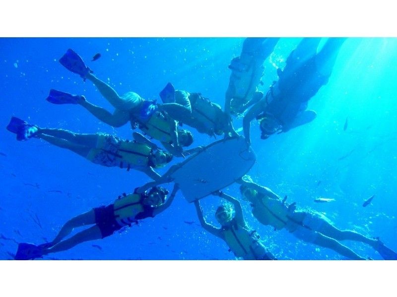 [沖縄·北方區域/ Minnajima]船浮潛＆透明皮艇在海洋上的半天課程の紹介画像