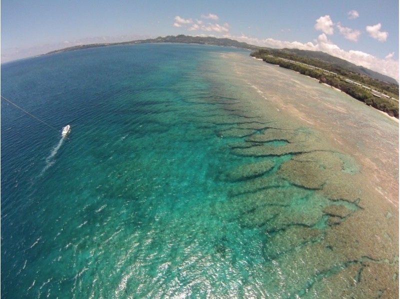 [Okinawa ・ North area/ Minnajima] Minnajima Parasailing& Boat snorkel half-day courseの紹介画像