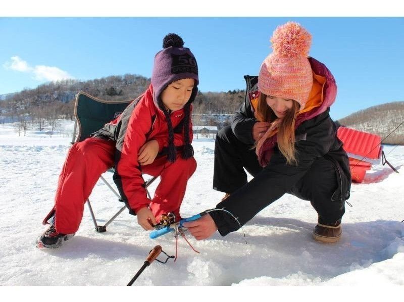 [Hokkaido Tokachi] Smelt fishing experience on Lake Sahoro ice! Even first-timers are safe with a guide!の紹介画像