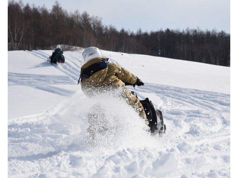 [Hokkaido, Tokachi] Let's run through the ranch like Tokachi! Snowmobile open ride!の紹介画像