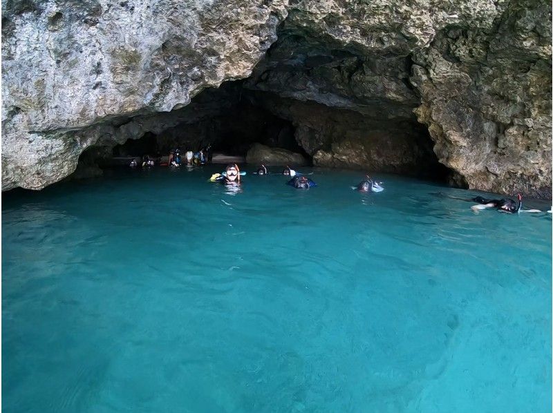 [沖縄石垣島]藍洞和美麗海浮潛體驗！ 1小時的休閒課程！ [從1歲起可用]の紹介画像