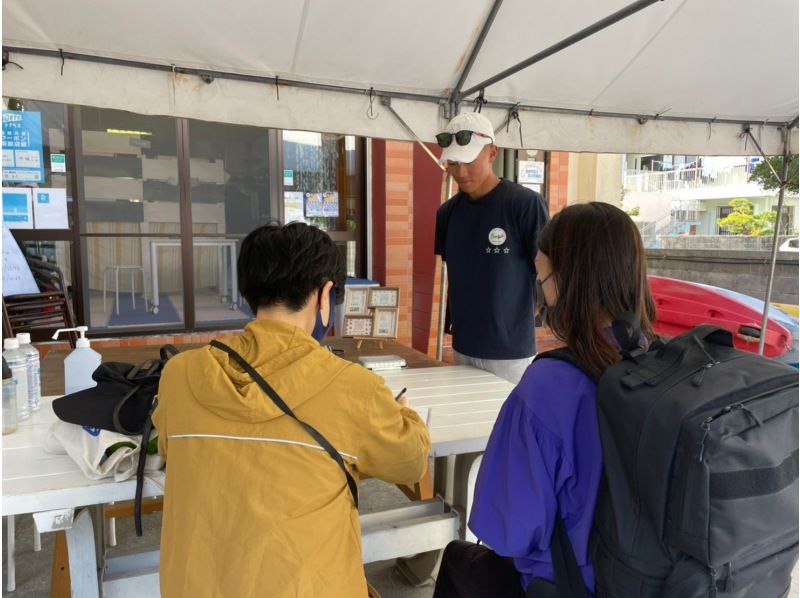 沖縄/嘉手納　2歳から楽しめるマングローブカヤック♪《当日予約OK・撮影データ無料・ｽﾏﾎｹｰｽ無料貸出・温水シャワーあり》の紹介画像