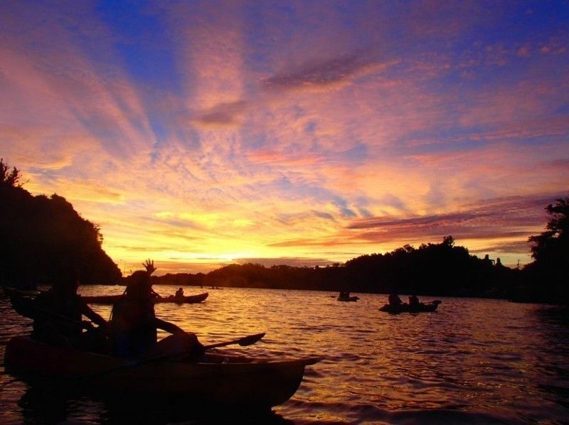 当日予約OK！【沖縄/嘉手納】水平線に沈む夕日を追いかける気分。サンセットカヤックツアー！の紹介画像