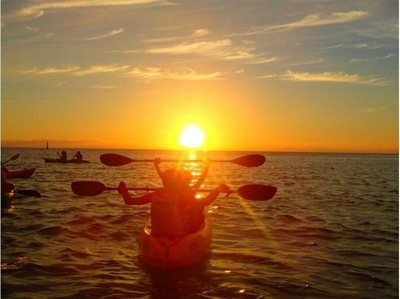 当日予約OK！【沖縄/嘉手納】水平線に沈む夕日を追いかける気分。サンセットカヤックツアー！の紹介画像