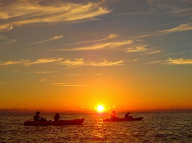 当日予約OK！【沖縄/嘉手納】水平線に沈む夕日を追いかける気分。サンセットカヤックツアー！の紹介画像
