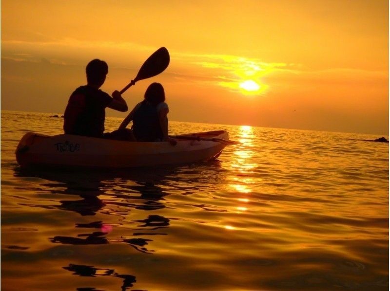 当日予約OK！【沖縄/嘉手納】水平線に沈む夕日を追いかける気分。サンセットカヤックツアー！の紹介画像