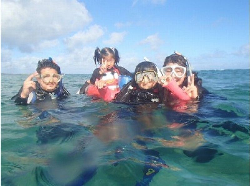 [沖縄·北谷商店] [私人]海灘上的藍色洞穴浮潛♬紀念照片，餵養體驗服務の紹介画像