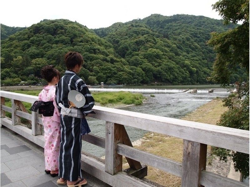 [京都嵐山]在您的住宿區變成浴衣！用專業的敷料保持美麗！ （出差穿衣＆浴衣租賃計劃）の紹介画像