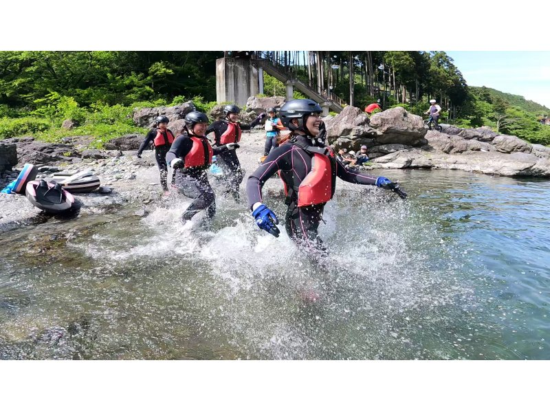 [Ome City, Tokyo] Discover the charm of playing in the river in Okutama! ?? Half-day course! Let's enjoy the river board to the fullest! * Free photo data gift includedの紹介画像