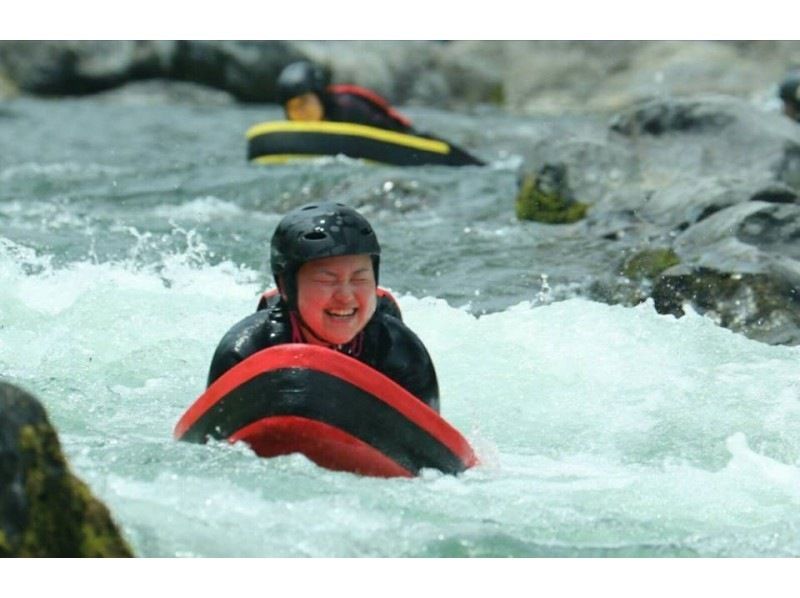 [Ome City, Tokyo] Discover the charm of playing in the river in Okutama! ?? Half-day course! Let's enjoy the river board to the fullest! * Free photo data gift includedの紹介画像