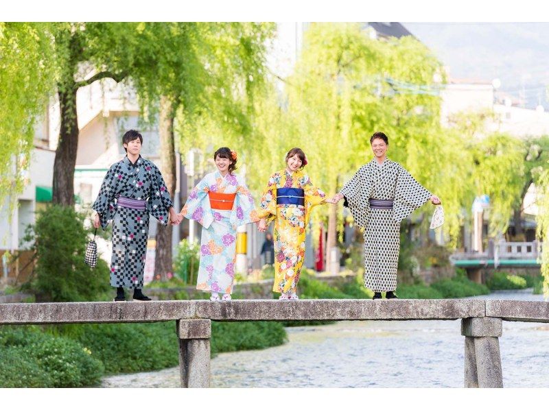 A couple who rents a kimono at Kyoto Kimono Rental Yumeyakata and enjoys walking around Kyoto