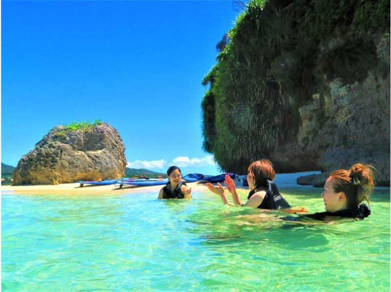 [Okinawa, Onna Village] SUP & Snorkeling "Adventure to a deserted island!" Beginners are safe (Over 1,500 people guided last year / Free photos and video data)の紹介画像