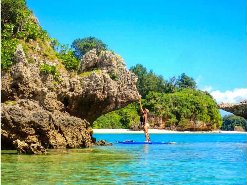 [Okinawa, Onna Village] SUP & Snorkeling "Adventure to a deserted island!" Beginners are safe (Over 1,500 people guided last year / Free photos and video data)の紹介画像