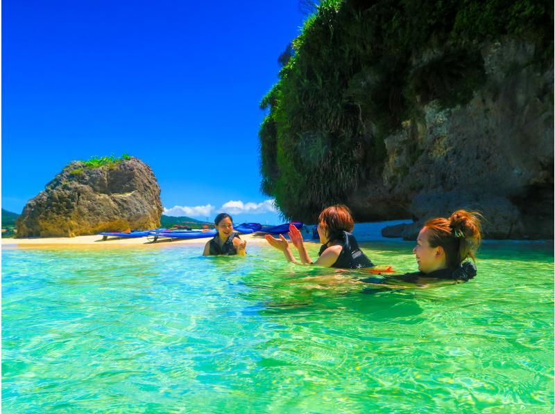 [Okinawa, Onna Village] SUP & Snorkeling "Adventure to a deserted island!" Beginners are safe (Over 1,500 people guided last year / Free photos and video data)の紹介画像