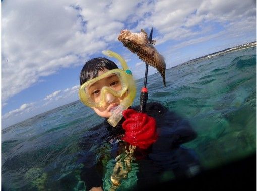 沖縄 読谷村 人気no 1 モリ突き体験 獲ったどぉ コース 体験中の写真プレゼントつき アクティビティジャパン