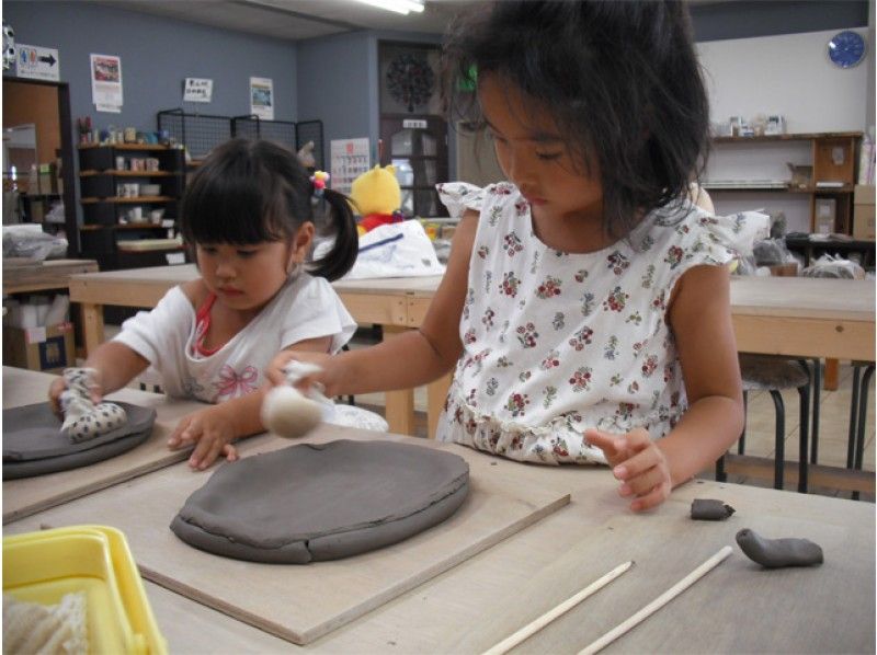 【千葉・袖ケ浦】板状の粘土で作る陶芸品「お皿作り体験」お子様大歓迎！作品の焼代込み