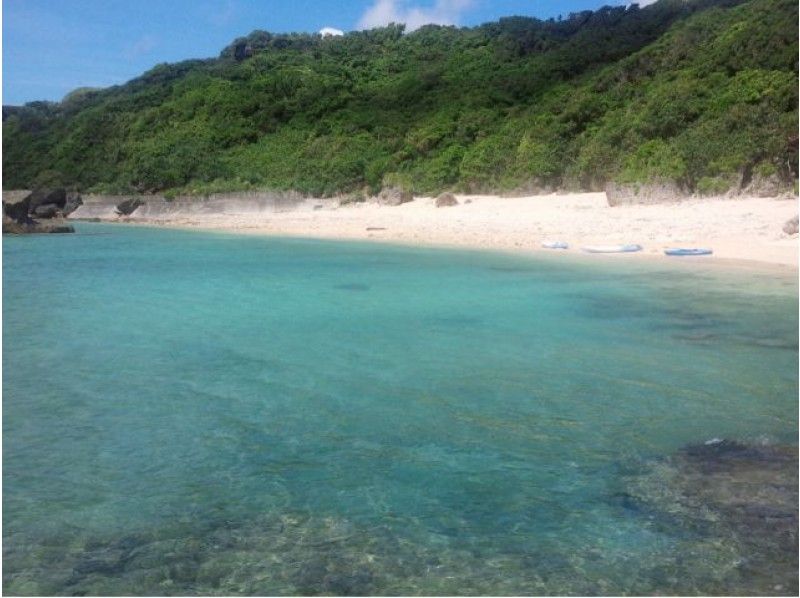 Nearly the southernmost tip of the main island of Okinawa! [Secret beach sea kayaking] A relaxing 90 minutes with a two-seater kayak! OK until just before the flight. Conducted from 2 people.の紹介画像