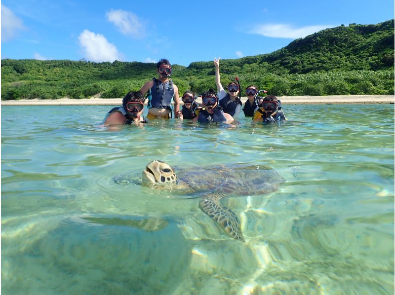 If you get lost in Miyakojima, this is it! Spend a special time with sea turtles ♡ Close encounter rate of 100% snorkeling & kayaking to the mysterious blue cave! Cave exploration with free photos and videosの紹介画像