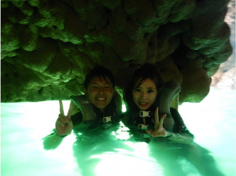 If you get lost in Miyakojima, this is it! Spend a special time with sea turtles ♡ Close encounter rate of 100% snorkeling & kayaking to the mysterious blue cave! Cave exploration with free photos and videosの紹介画像