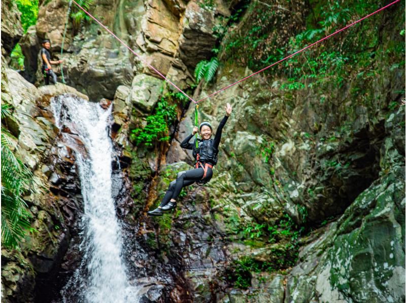 [沖繩 Yanbaru] Unexploded Yanbaru 淋浴攀登 & 溪降 Zip slide & natural water slider (with photo and video shooting service)の紹介画像