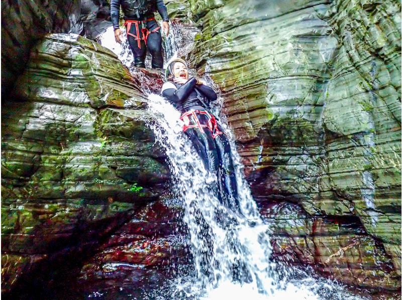 [Okinawa Yanbaru] Hidden Shower Climbing & Canyoning | Adventure in the World Heritage Forest with Zip Slides and Natural Water Slides (Video Included)の紹介画像