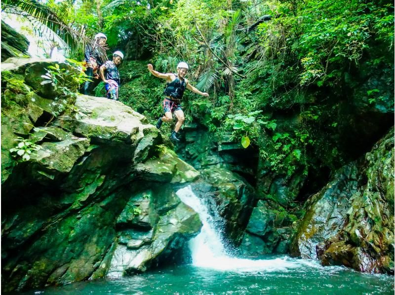 [沖繩 Yanbaru] Unexploded Yanbaru 淋浴攀登 & 溪降 Zip slide & natural water slider (with photo and video shooting service)の紹介画像