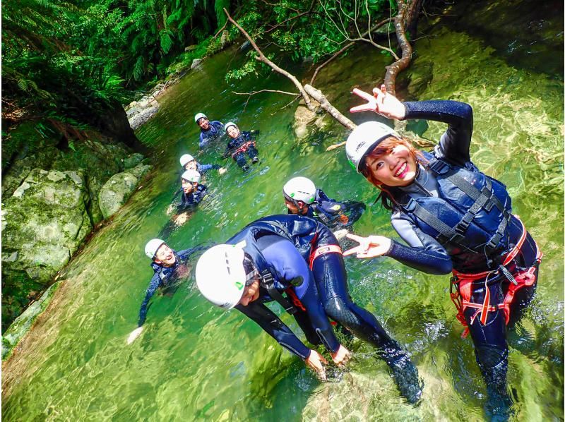 [沖繩 Yanbaru] Unexploded Yanbaru 淋浴攀登 & 溪降 Zip slide & natural water slider (with photo and video shooting service)の紹介画像