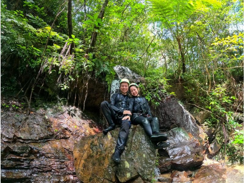 [沖繩 Yanbaru] Unexploded Yanbaru 淋浴攀登 & 溪降 Zip slide & natural water slider (with photo and video shooting service)の紹介画像