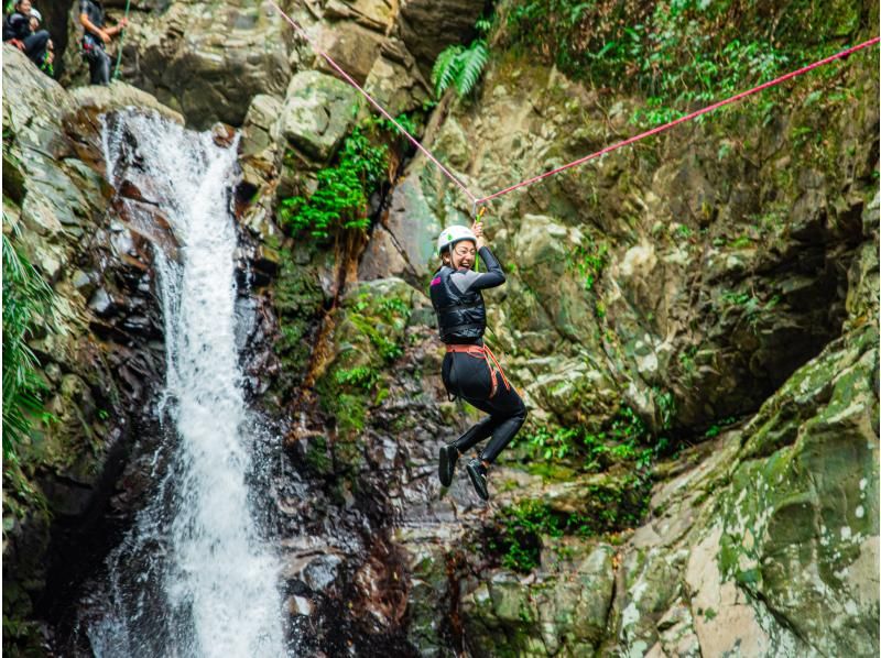 [沖繩 Yanbaru] Unexploded Yanbaru 淋浴攀登 & 溪降 Zip slide & natural water slider (with photo and video shooting service)の紹介画像