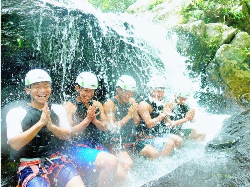 [Okinawa Yanbaru] Hidden Shower Climbing & Canyoning | Adventure in the World Heritage Forest with Zip Slides and Natural Water Slides (Video Included)の紹介画像