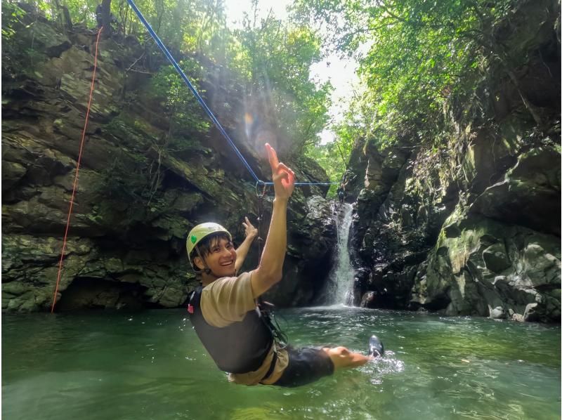 [沖繩 Yanbaru] Unexploded Yanbaru 淋浴攀登 & 溪降 Zip slide & natural water slider (with photo and video shooting service)の紹介画像