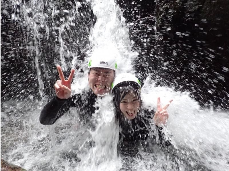 [Okinawa Yanbaru] Hidden Shower Climbing & Canyoning | Adventure in the World Heritage Forest with Zip Slides and Natural Water Slides (Video Included)の紹介画像