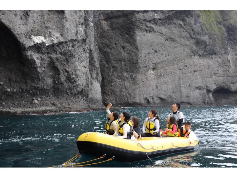 【北海道・小樽塩谷】海の秘境へご案内「青の洞窟周遊クルーズ」選べるボート2種類の紹介画像