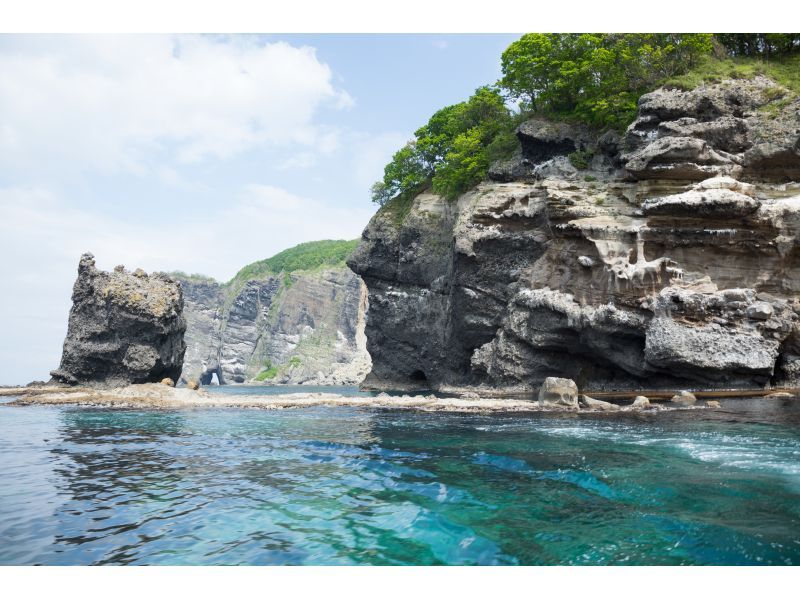【北海道・小樽塩谷】海の秘境へご案内「青の洞窟周遊クルーズ」選べるボート2種類の紹介画像