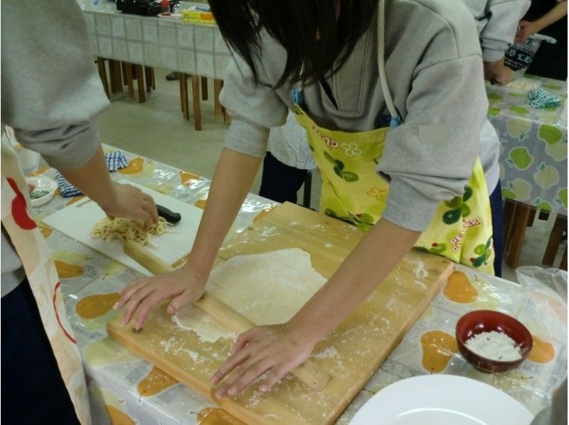 沖繩縣企業」宜野座村觀光協會」主辦的沖繩蕎麥麵製作體驗