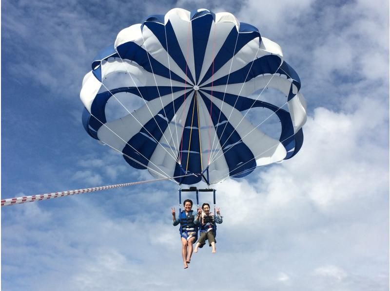 “欣賞壯觀的景色！沖繩最長的繩索長度 200m，提供滑翔傘/免費拍攝服務！”の紹介画像
