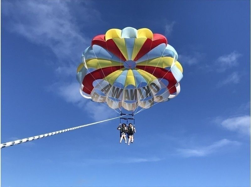 "Enjoy the spectacular view! Okinawa's longest rope length 200m with parasailing / free shooting service!"の紹介画像