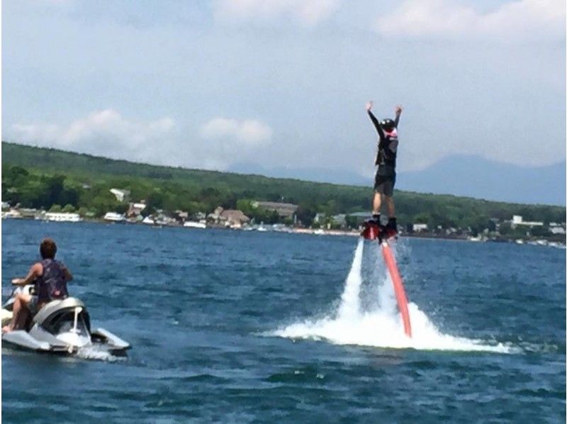 山梨・山中湖】話題の「空中散歩」に挑戦！ フライボード体験プラン