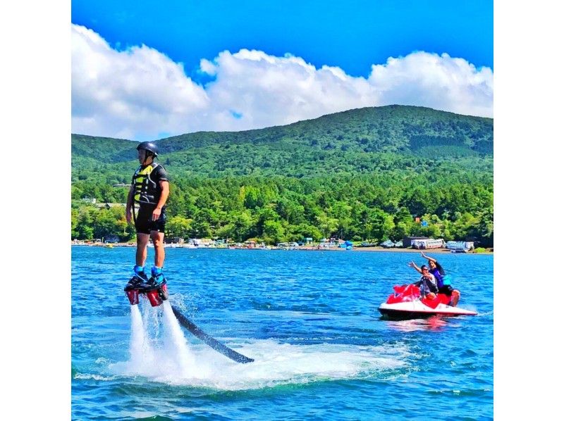 山梨・山中湖】話題の「空中散歩」に挑戦！ フライボード体験プラン