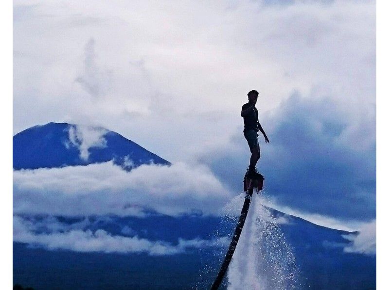 [山梨/山中湖]一边滑行一边眺望富士山！尾波滑水体验计划（含租赁板）の紹介画像