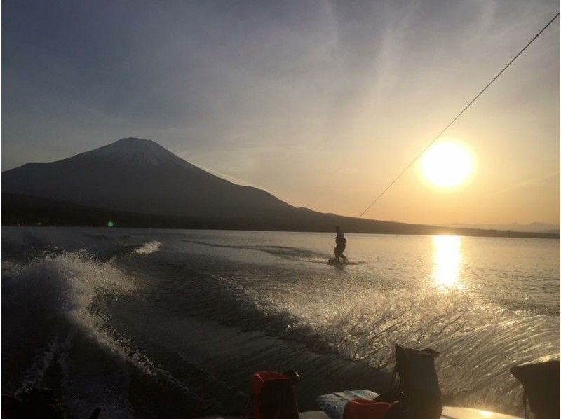 【山梨・山中湖】富士山を見ながら滑走！　ウェイクボード体験プラン(レンタルボード込)の紹介画像