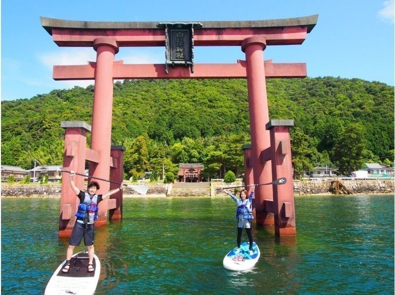 白髭神社周辺でSUP(サップ)体験を楽しむカップル 颯浮(さっぷ)〜KYOTO SUP TRIP〜