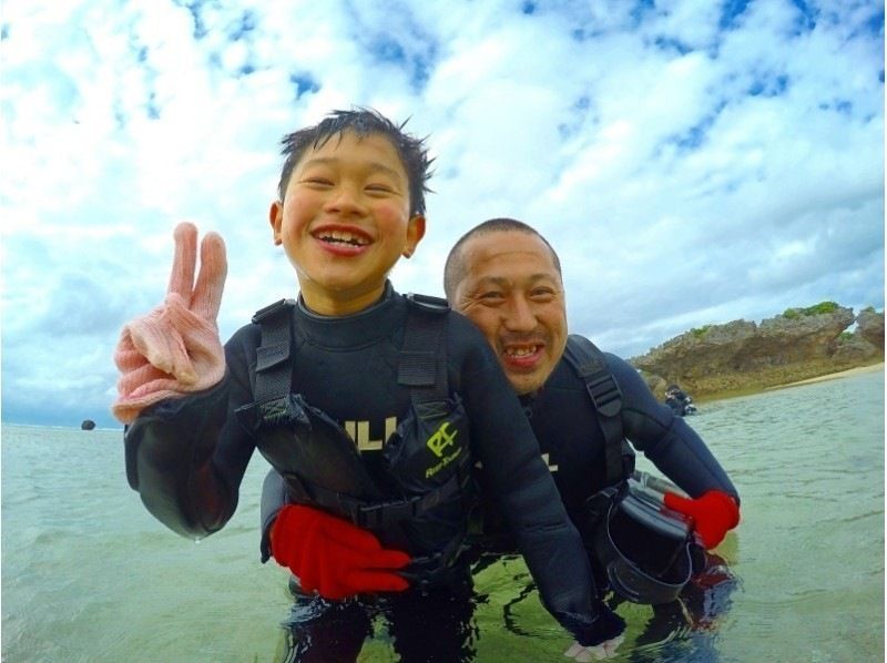 ガイドスタッフ完全貸切ラクチンボートで行く【沖縄・青の洞窟・ボートシュノーケル】思い出たっぷり１組貸切!写真&動画無制限データ無料の紹介画像