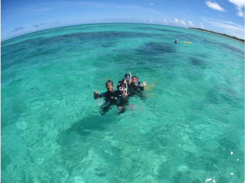 [โอกินาว่า・ อิชิกากิ / ทาเคโทมิ]การดำน้ำตื้น(Snorkeling)+ เที่ยวชมเกาะ Taketomi (หลักสูตร 1 วัน)の紹介画像