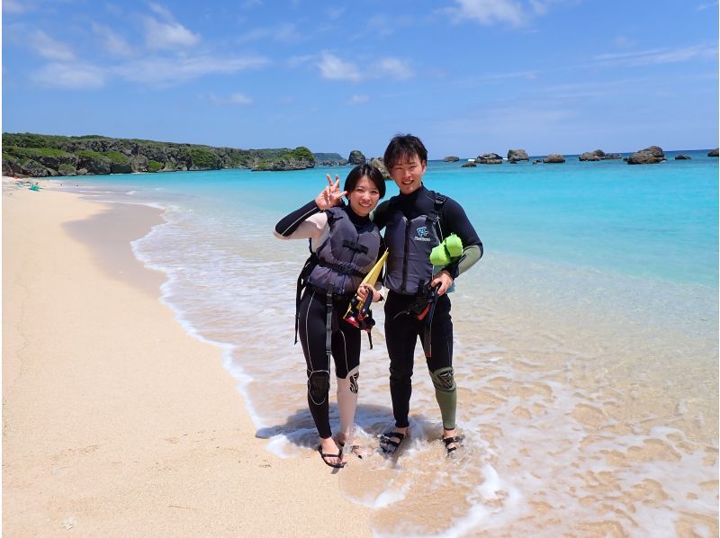 [冲绳宫古岛]夏季超级促销进行中！ 15周年感恩节！每天仅限 3 组 在前滨海滩与野生海龟和 3 种尖叫的海军陆战队员一起浮潜！の紹介画像