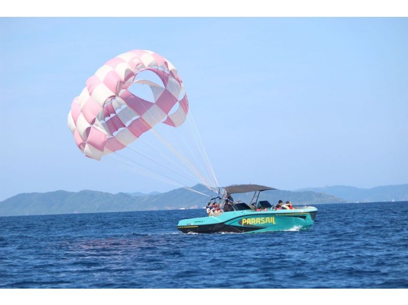 【那覇発 Gopro無料レンタル付き】☆新型ボートで行く安心・安全・清潔☆ 絶景パラセーリングの紹介画像