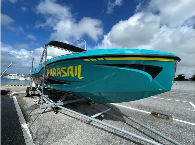 【那覇発 Gopro無料レンタル付き】☆新型ボートで行く安心・安全・清潔☆ 絶景パラセーリングの紹介画像